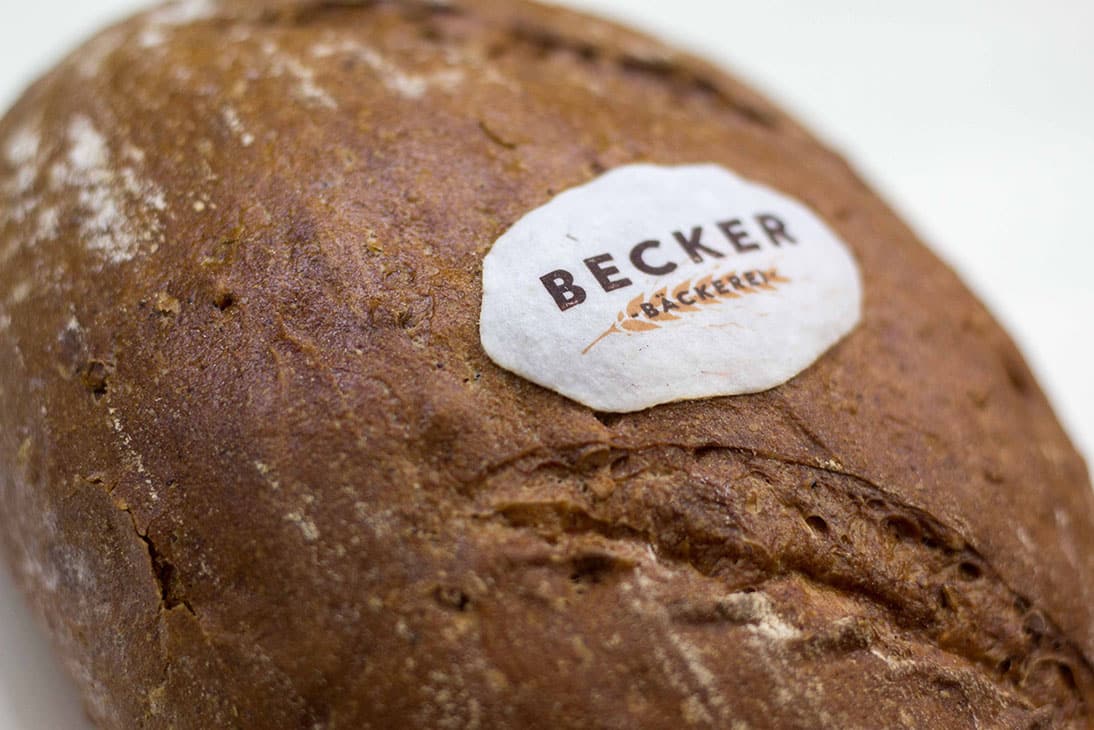 Muster eines essbaren Etiketts auf Brot