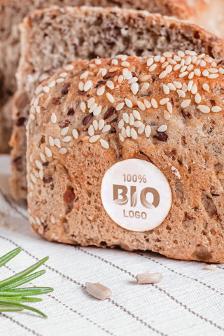 Example of labelling baked goods with edible labels with side application